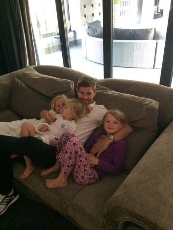 Steven Gerrard profite de ses trois filles avant le départ pour le Brésil, avec l'équipe d'Angleterre.
