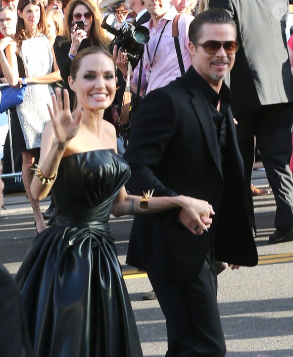 Angelina Jolie et Brad Pitt à la première du film Maléfique à Hollywood, le 28 mai 2014. Lors de cette première, Brad Pitt s'est fait "attaqué" par un journaliste ukrainien Vitalii Sediuk, alias l'enlaceur de stars