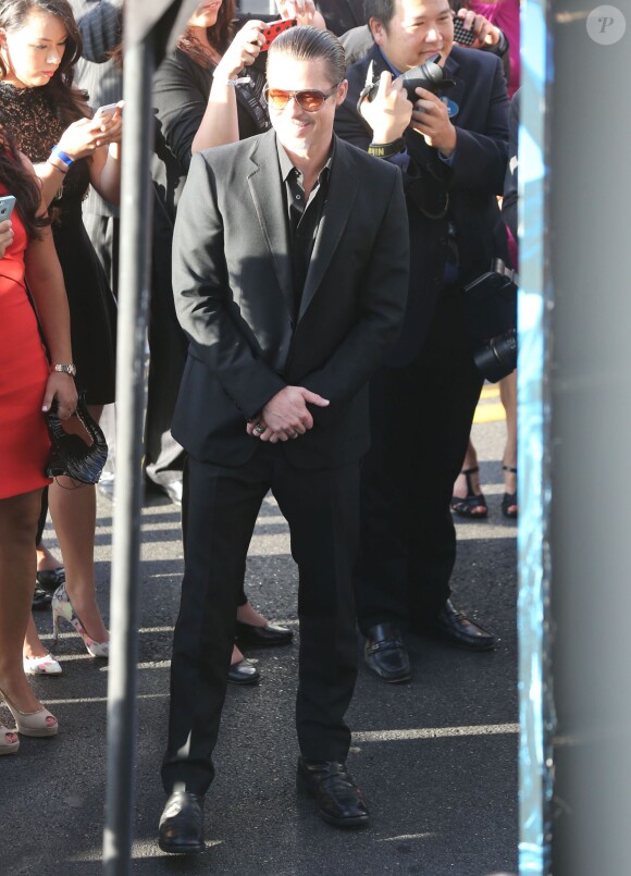 Brad Pitt, peu avant que Vitalii Sediuk ne se jette sur lui, lors du tapis rouge de l'avant-première du film Maléfique dans lequel Angelina Jolie est la star, le 28 mai 2014