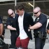 Le journaliste ukrainien Vitalii Sediuk, connu pour ses apparitions impromptues sur les tapis rouges, arrêté et menotté par les policiers sur le tapis rouge de "Maléfique" après avoir agressé Brad Pitt à Los Angeles le 28 mai 2014.