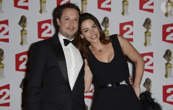 Davy Sardou (prix du meilleur acteur dans un second rôle) et sa femme Noémie Elbaz lors de la 26e nuit des Molières aux Folies Bergères à Paris, le 2 juin 2014.