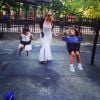 Mariah Carey en tenue de soirée sur une aire de jeux avec ses enfants Monroe et Moroccan. New York, le 3 juin 2014.