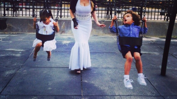 Mariah Carey, diva coincée : Virée balançoire avec ses bambins en robe moulante