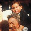 Lulu sur les épaules de son père Serge Gainsbourg, en 1988.