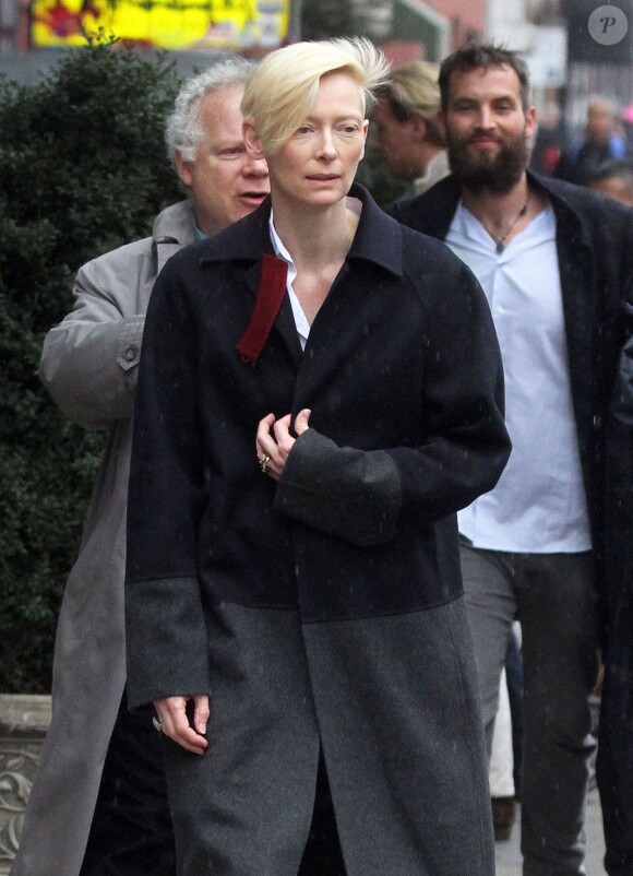 Tilda Swinton et son petit-ami Sandro Kopp à la sortie de leur hôtel à New york, le 12 mars 2014.