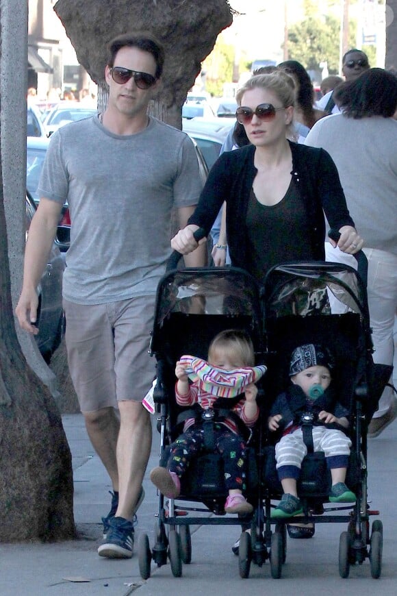 Stephen Moyer, Anna Paquin et leurs jumeaux à Los Angeles, le 17 mars 2014.