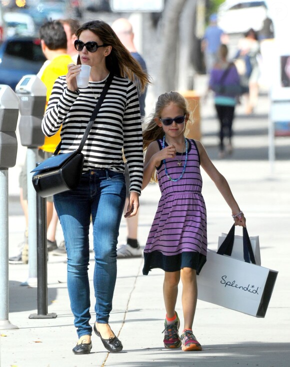 Exclusif - Jennifer Garner et sa fille Violet font du shopping à Santa Monica, le 6 juin 2014.