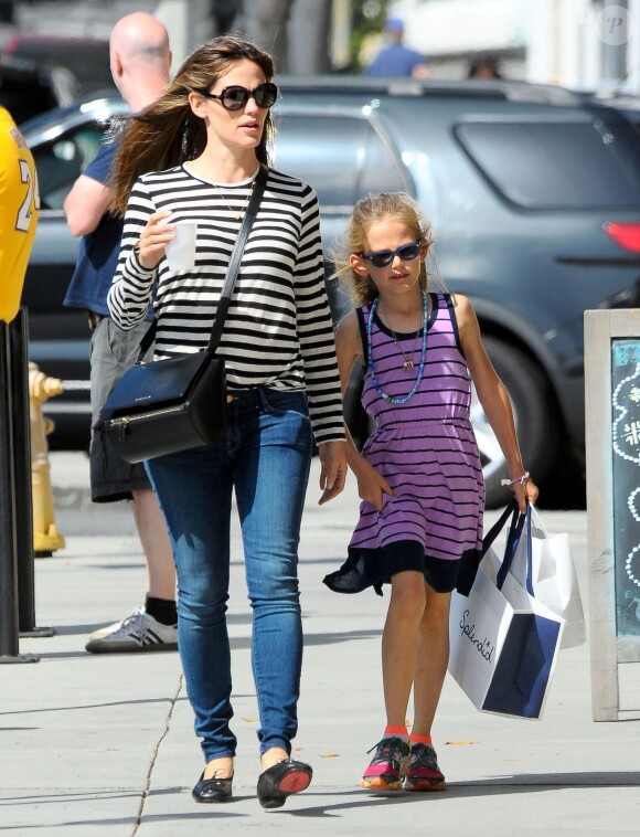 Exclusif - Jennifer Garner et sa fille Violet font du shopping à Santa Monica, le 6 juin 2014.