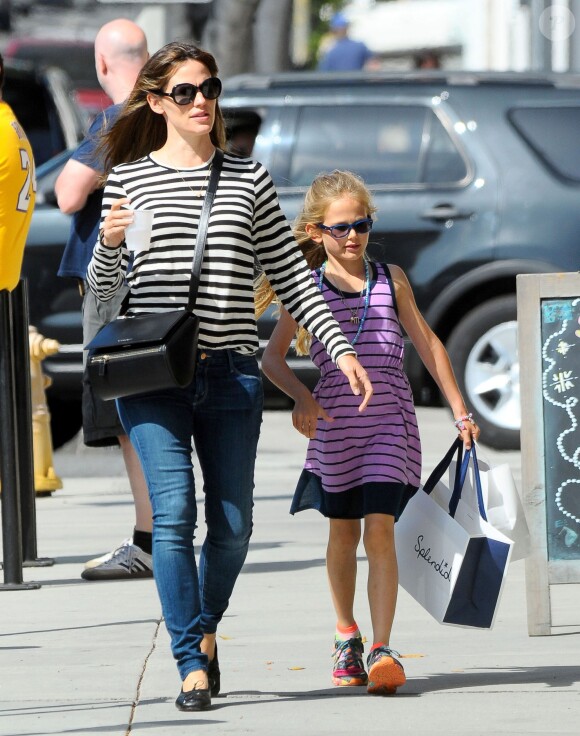 Exclusif - Jennifer Garner et sa fille Violet font du shopping à Santa Monica, le 6 juin 2014.