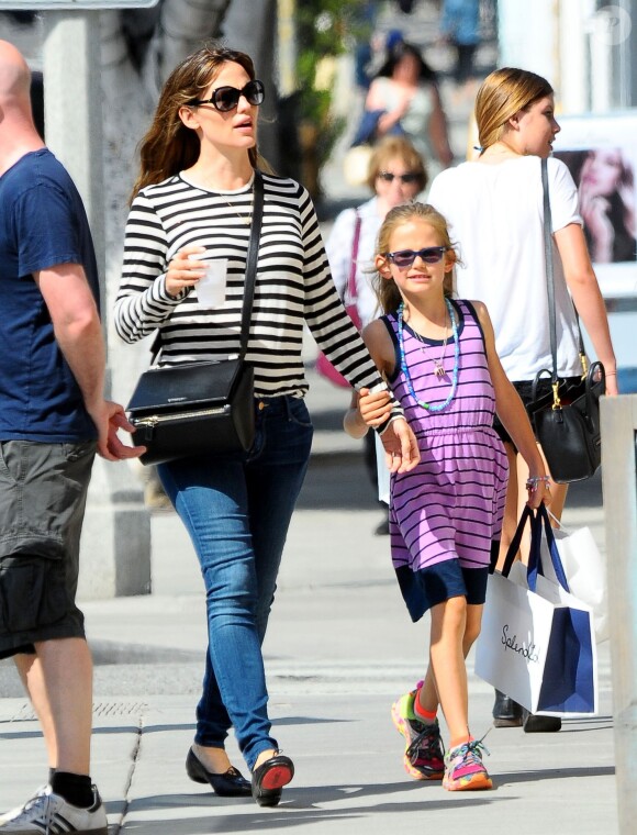 Exclusif - Jennifer Garner et sa fille Violet font du shopping à Santa Monica, le 6 juin 2014.