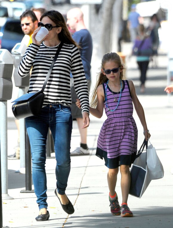 Exclusif - Jennifer Garner et sa fille Violet font du shopping à Santa Monica, le 6 juin 2014.