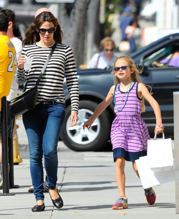 Exclusif - Jennifer Garner et sa fille Violet font du shopping à Santa Monica, le 6 juin 2014.
