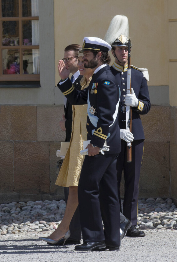 Le Prince Daniel, Eva O'Neill et le prince Carl Philip lors du baptême de la princesse Leonore de Suède, au palais Drottningholm à Stockholm, le 8 juin 2014, au cours duquel deux gardes ont perdu connaissance.