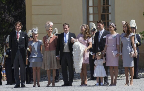 Photo de groupe de la princesse Madeleine et Chris O'Neill avec leur fille la princesse Leonore, baptisée, entourée de ses parrains et marraines le 8 juin 2014 au palais royal Drottningholm à Stockholm.