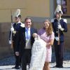 La princesse Madeleine et son mari Christopher O'Neill avec leur fille la princesse Leonore lors de son baptême au palais Drottningholm à Stockholm, le 8 juin 2014, au cours duquel deux gardes ont perdu connaissance.