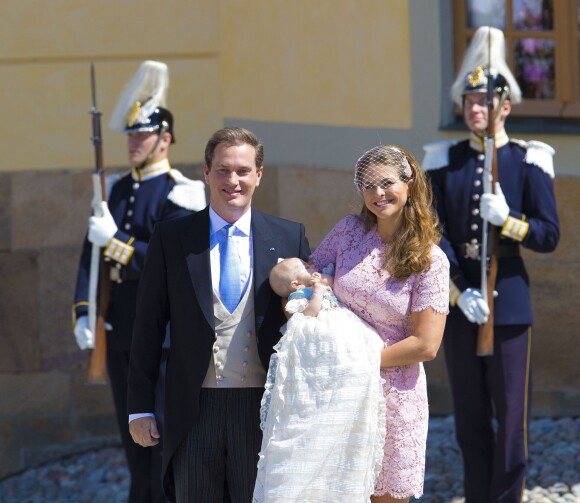 La princesse Madeleine et son mari Christopher O'Neill avec leur fille la princesse Leonore lors de son baptême au palais Drottningholm à Stockholm, le 8 juin 2014, au cours duquel deux gardes ont perdu connaissance.