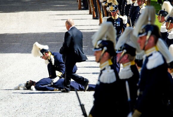 Un garde s'est évanoui juste avant le baptême de la princesse Leonore de Suède, au palais Drottningholm à Stockholm, le 8 juin 2014.
