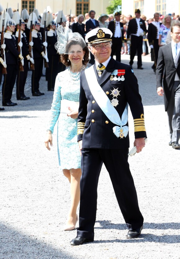 Le roi Carl XVI Gustaf et la reine Silvia de Suède et le cortège des invités lors du baptême de la princesse Leonore de Suède, au palais Drottningholm à Stockholm, le 8 juin 2014, progressent entourés d'une haie d'honneur formée par la garde royale. Deux gardes se sont évanouis lors de l'événement.