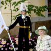 Marianne Bernadotte passe devant un garde lors du baptême de la princesse Leonore de Suède, au palais Drottningholm à Stockholm, le 8 juin 2014, au cours duquel deux gardes ont perdu connaissance.