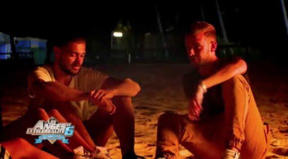 Les deux Julien s'expliquent autour d'un feu de camp - "Les Anges de la télé-réalité 6" sur NRJ12. Episode du 9 juin 2014.