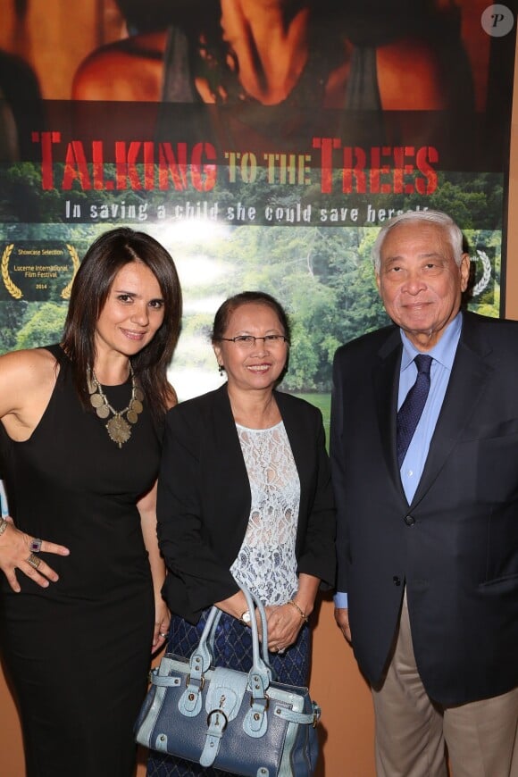 Ilaria Borrelli, l'ambassadeur du Cambodge Nouth Narang et sa femme - Première du film "Talking to the Trees" au Majestic Passy, à Paris le 5 juin 2014.