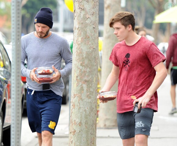 David Beckham et son fils Brooklyn dans les rues de Brentwood, le 25 mai 2014