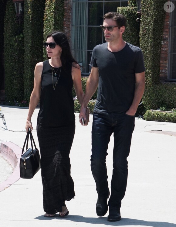Courteney Cox et son nouvel amoureux Johnny McDaid se baladent, main dans la main, dans les rues de West Hollywood, le 10 juin 2014.