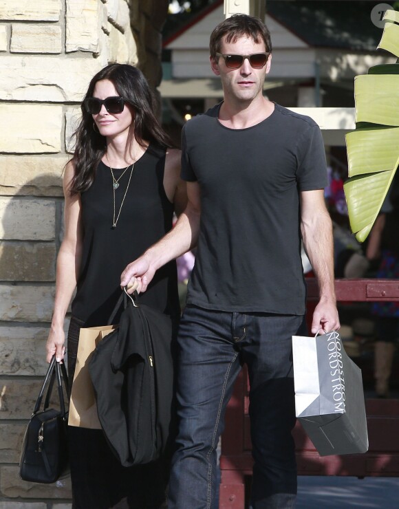 Courteney Cox et son compagnon Johnny McDaid font du shopping à Los Angeles, le 10 juin 2014.