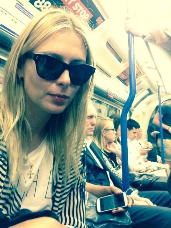 Maria Sharapova, lors d'une sortie dans le métro londonien, photo publiée sur son compte Twitter le 10 juin 2014