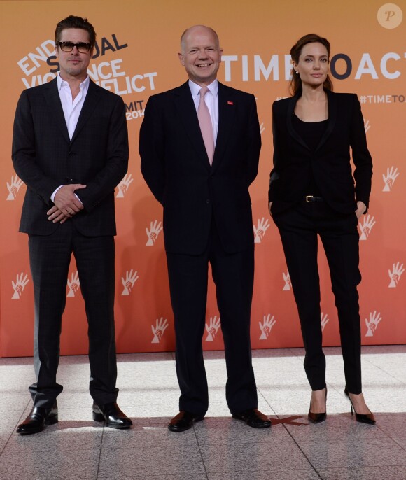William Hague accompagné de Brad Pitt et Angelina Jolie au End Sexual Violence in Conflict Summit, à Londres, le 12 juin 2014.