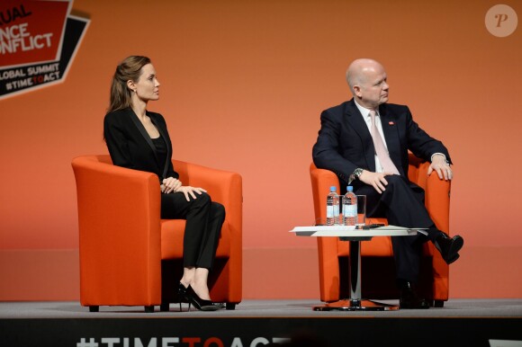 William Hague et Angelina Jolie lors du Global Summit To End Sexual Violence In Conflict à Londres le 12 juin 2014.