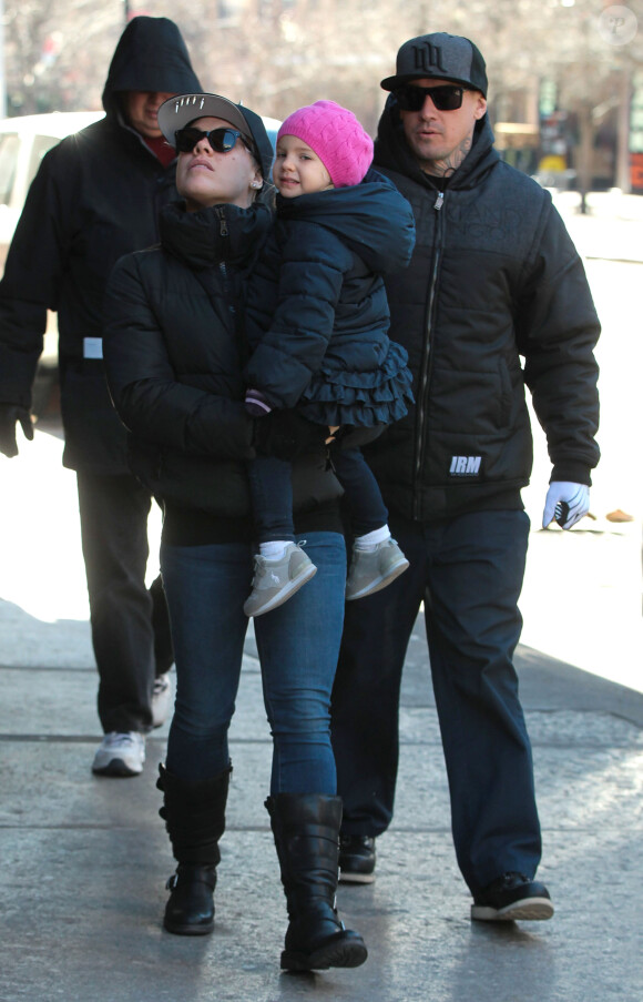 La chanteuse Pink, son mari Carey Hart et leur fille Willow se promènent à New York, le 12 décembre 2013. 