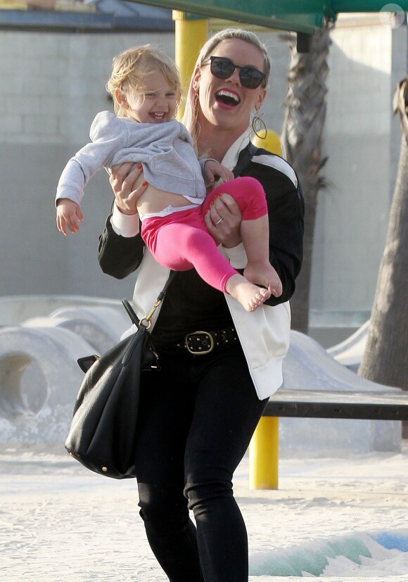 La chanteuse Pink, son mari Carey Hart et leur fille Willow s'amusent en famille à Venice Beach, le 9 juin 2013. 