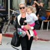 La chanteuse Pink, son mari Carey Hart et leur fille Willow s'amusent en famille à Venice Beach, le 9 juin 2013.