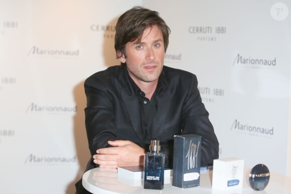 Thomas Dutronc, élégant dans un costume noir, était en dédicaces à la boutique Marionnaud Champs Elysées à Paris. Le 11 juin 2014