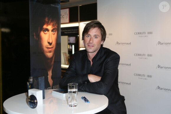 Thomas Dutronc, le visage du dernier parfum masculin Cerruti 1881 Bella Notte, était en dédicaces à la boutique Marionnaud Champs Elysées à Paris. Le 11 juin 2014