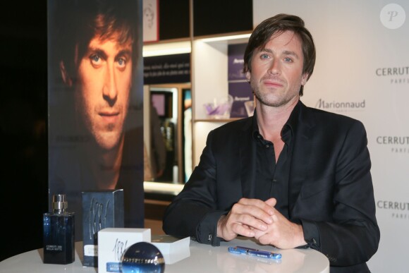 Thomas Dutronc, le visage du dernier parfum masculin Cerruti 1881 Bella Notte, était en dédicaces à la boutique Marionnaud Champs Elysées à Paris. Le 11 juin 2014