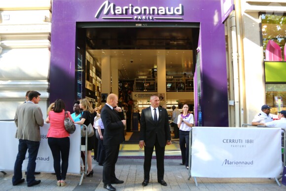 Thomas Dutronc, le visage du dernier parfum masculin Cerruti 1881 Bella Notte, était en dédicaces à la boutique Marionnaud Champs Elysées à Paris. Le 11 juin 2014
