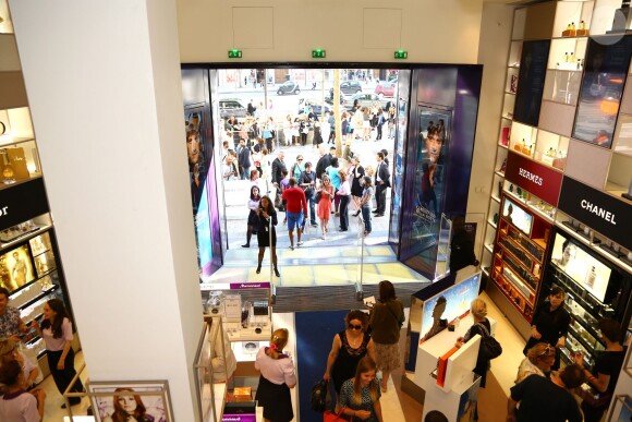 Thomas Dutronc, le visage du dernier parfum masculin Cerruti 1881 Bella Notte, était en dédicaces à la boutique Marionnaud Champs Elysées à Paris. Le 11 juin 2014