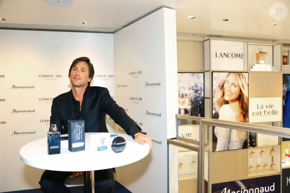 Thomas Dutronc, le visage du dernier parfum masculin Cerruti 1881 Bella Notte, était en dédicaces à la boutique Marionnaud Champs Elysées à Paris. Le 11 juin 2014