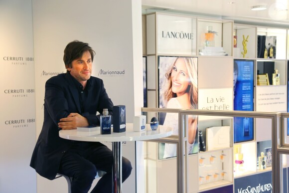 Thomas Dutronc, le visage du dernier parfum masculin Cerruti 1881 Bella Notte, était en dédicaces à la boutique Marionnaud Champs Elysées à Paris. Le 11 juin 2014
