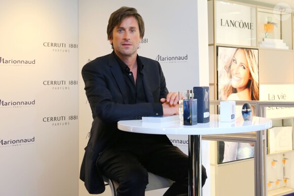 Thomas Dutronc, le visage du dernier parfum masculin Cerruti 1881 Bella Notte, était en dédicaces à la boutique Marionnaud Champs Elysées à Paris. Le 11 juin 2014