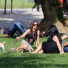 Exclusif - Jacky, sa mère Véronique et Feys, de l'émission "Qui veut épouser mon fils", se promènent dans les jardins du Champ-de-Mars à Paris. Le 6 juin 2014.