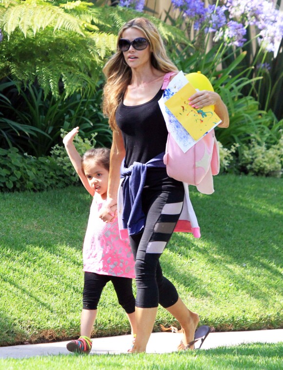 Denise Richards fait du shopping avec sa fille Eloise à Los Angeles, le 10 juin 2014.