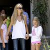 Denise Richards avec ses filles dans les rues de Los Angeles, le 11 juin 2014. 