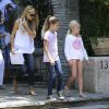 Denise Richards avec ses filles dans le quartier de Pacific Palisades, à Los Angeles, le 11 juin 2014.
