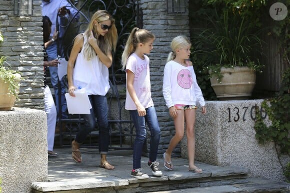Denise Richards avec ses filles dans le quartier de Pacific Palisades, à Los Angeles, le 11 juin 2014.