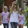 Denise Richards avec ses filles dans les rues de Los Angeles, le 11 juin 2014.