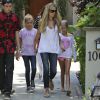 Denise Richards avec ses filles dans le quartier de Pacific Palisades, le 11 juin 2014.