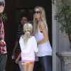 Denise Richards avec ses filles dans le quartier de Pacific Palisades à Los Angeles, le 11 juin 2014.